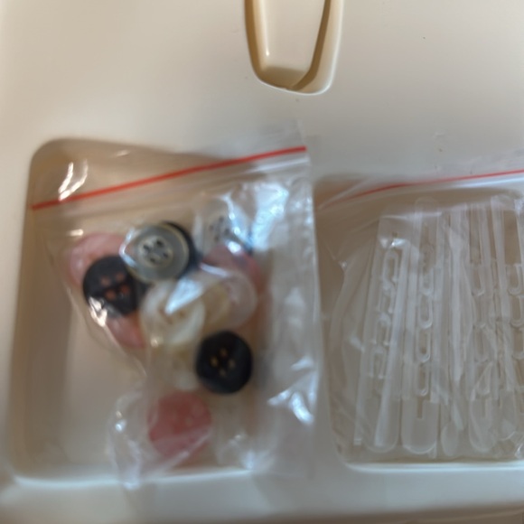 Button Magic portable buttoning machine - Picture 9 of 9